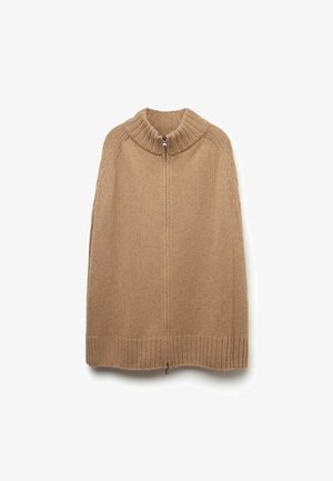 Beige stickad kappa med hög krage, med en framfickslukning och ribbat fåll. Mjuk textur med sömlösa designdetaljer.