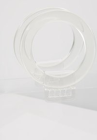 Helder acrylhouder met twee ronde ringen en een rechthoekige basis met vijf gesegmenteerde uitsparingen, ontworpen voor stabiele ondersteuning.