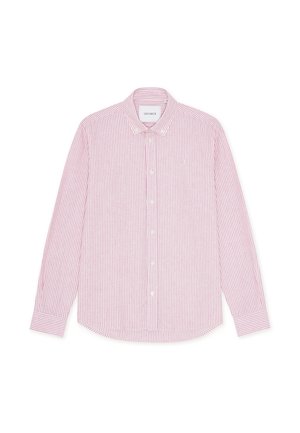 Chemise à manches longues rayée rouge et blanche avec un col boutonné, dotée d'une patte de boutonnage devant et d'un ourlet arrondi. Texture de tissu doux.