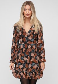 Wikkeljurk met lange mouwen, donkere achtergrond en bloemenpatroon in bruin, perzik en teal. Heeft een gerimpelde zoom en een getailleerde taille.