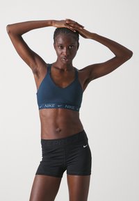 Nike Performance INDY BRA - Vidutiniškai krūtinę prilaikanti sportinė liemenėlė - armory navy