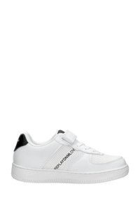 Witte sneaker met een gaasontwerp, gestructureerd oppervlak, zwarte accent op de hiel en een klittenbandsluiting. Voorzien van veters en een rubberen zool.