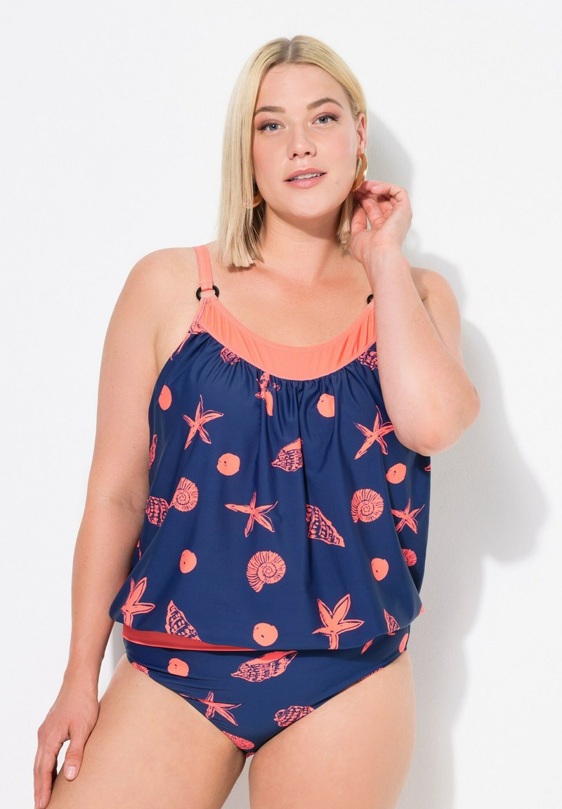 Marineblauwe zwemkleding met koraalkleurige nautische patronen, met een tankini-top met verstelbare bandjes en een geplooid ontwerp, gecombineerd met een bijpassende onderkant.