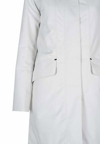Witte waterdichte jas met een rechte snit, voorzien van twee voorzakken, minimale stiksels en subtiele zwarte accenten op de zakflappen.