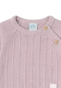 Suéter de bebé tejido de color rosa claro con patrones de puntadas verticales y dos botones de madera en el hombro, cerca del escote redondo.