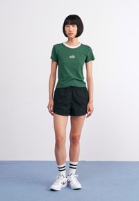 Nike Sportswear T-shirt estampada - gorge green/lorewood