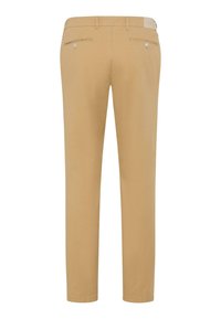 Beige broek met een rechte pijp, gemaakt van een gladde stof. Heeft twee achterzakken met knoopsluitingen en een label op de tailleband.