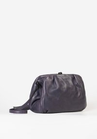 Lila Leder-Schultertasche mit glatter Textur, dezenten Falten und einem abnehmbaren Tragegurt. Verfügt über einen Reißverschluss und ein eingestanztes Logo.