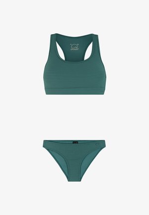 Groene, gestructureerde tweedelige badkleding met een racerback sportbeha en bijpassende bikinibroekjes op een witte achtergrond.
