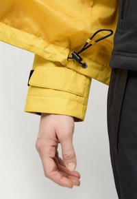 Áhkká Regnjakke / vandafvisende jakker - zitronengelb