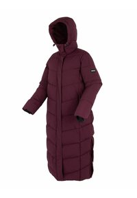 Long manteau d'hiver matelassé de couleur violet foncé avec capuche, fermeture éclair complète à l'avant et patch de marque visible sur la partie supérieure gauche de la manche.