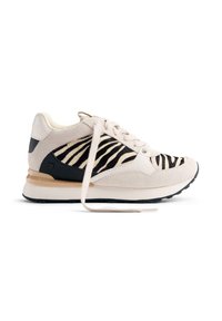 Sneaker con tomaia in suede beige, pannello in tessuto a strisce bianco e nero, dettagli neri e suola marrone chiaro. I lacci sono bianchi e slacciati.