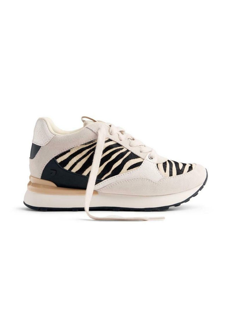 Sneaker con tomaia in suede beige, pannello in tessuto a strisce bianco e nero, dettagli neri e suola marrone chiaro. I lacci sono bianchi e slacciati.