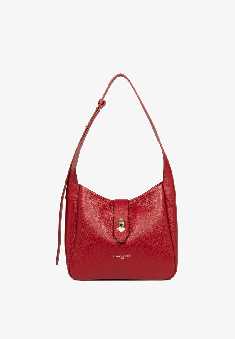 Sac à main en cuir rouge avec une finition texturée, forme courbée, bandoulière détachable, quincaillerie dorée et fermeture par clip à l'avant.