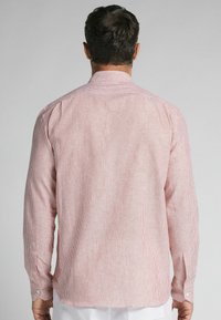 Rot- und weiß gestreiftes Langarmhemd mit Knopfmanschetten, klassischem Kragen und Rückennahtdetail, aus leichtem Stoff gefertigt.