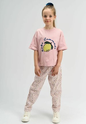 Roosa puuvillane T-särk, millel on tekst "valmista sidrunit" ja sidruni graafika. Heledat roosad mustriga püksid, millel on väikesed lillemustrid. Valged tossud.