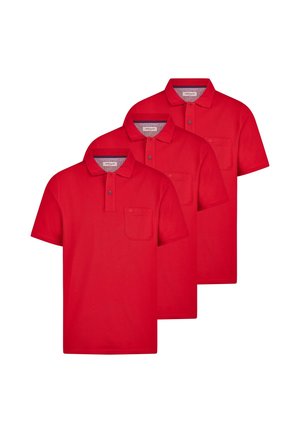 Tre polo rosse a maniche corte con colletto, bottoni frontali e tasche sul petto a sinistra, disposte sovrapposte su uno sfondo bianco.