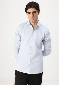 Cămașă albastru deschis cu mâneci lungi, din bumbac, cu un sistem de închidere cu nasturi și un guler clasic, având o textură netedă și un design ajustat.