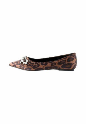 Ballet flats dengan motif macan tutul, ujung runcing, dihiasi aksen rhinestone di dekat bukaan, memiliki sol datar dan tekstur halus.