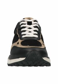 Zwarte en tan sportieve schoen met witte veters, gemaakt van suede en mesh materialen, geperforeerde zijkanten en een gestructureerde rubberen zool.
