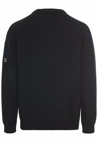 Schwarzer gestrickter Pullover mit rundem Halsausschnitt, gerippten Bündchen und einem Aufnäher am Ärmel mit einem Logo. Glatte Textur und taillierte Passform.