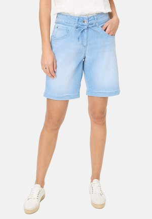 Shorts en denim bleu clair avec taille à cordon, ourlet roulé et poches avant, présentant une texture lisse et un design décontracté.