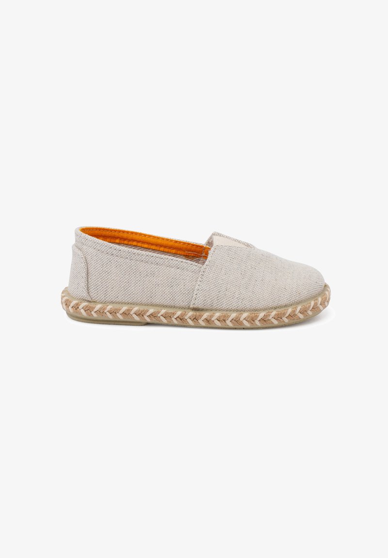 Espadrille en toile beige clair avec semelle en jute tressé, doublure intérieure orange et design à enfiler. Texture lisse et bout arrondi.