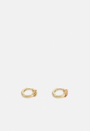 Paire de petites boucles d'oreilles créoles en or avec cinq minuscules pierres précieuses colorées posées sur le bord extérieur sur fond blanc.