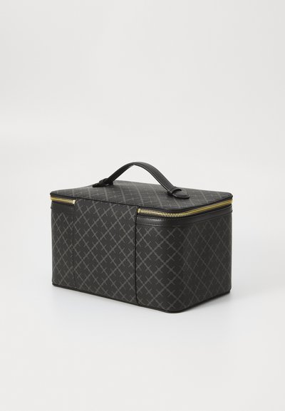 Melna rakstaina uzglabāšanas soma ar taisnstūra formu, apgādāta ar augšējo rokturi, zelta rāvējslēdzēja akcentu un teksturētu virsmu.