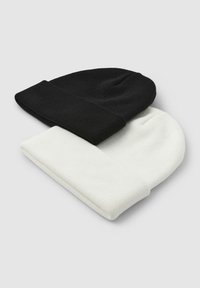 Due cappelli in maglia: uno nero con risvolto, l'altro bianco, entrambi realizzati in morbido tessuto a maglia testurizzato, impilati su uno sfondo neutro.