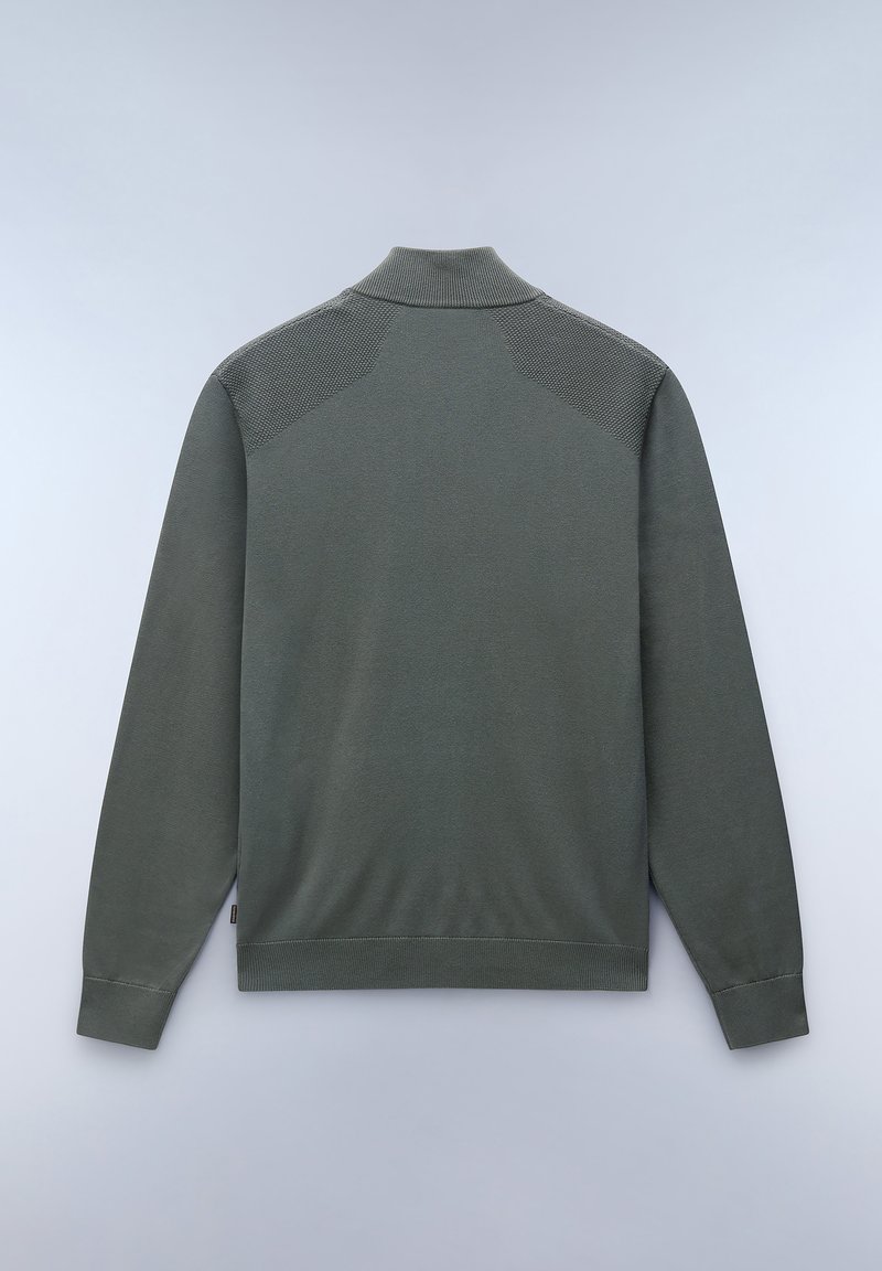 Pull en tricot vert foncé avec un col haut, des détails texturés aux épaules et des manches longues. Design simple avec des poignets et un ourlet côte à côte.