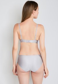 Bikini grigio a righe con spalline regolabili e chiusura a gancio sulla schiena. La parte inferiore in stile slip ha una texture liscia e un design a vita media.