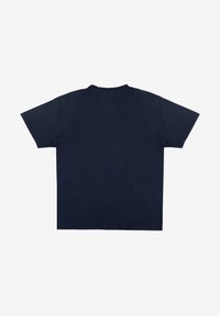 Granatowa koszulka z krótkim rękawem, okrągłym dekoltem i luźnym krojem. Wykonana z miękkiej bawełny o gładkiej fakturze. Brak widocznych wzorów lub logo.