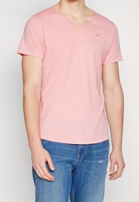 Tommy Jeans Jednoduché tričko - pink