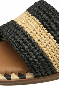 Sandalo slide intrecciato con tomaia in tessuto nero e naturale, suola piatta e plantare in pelle con cuciture decorative.