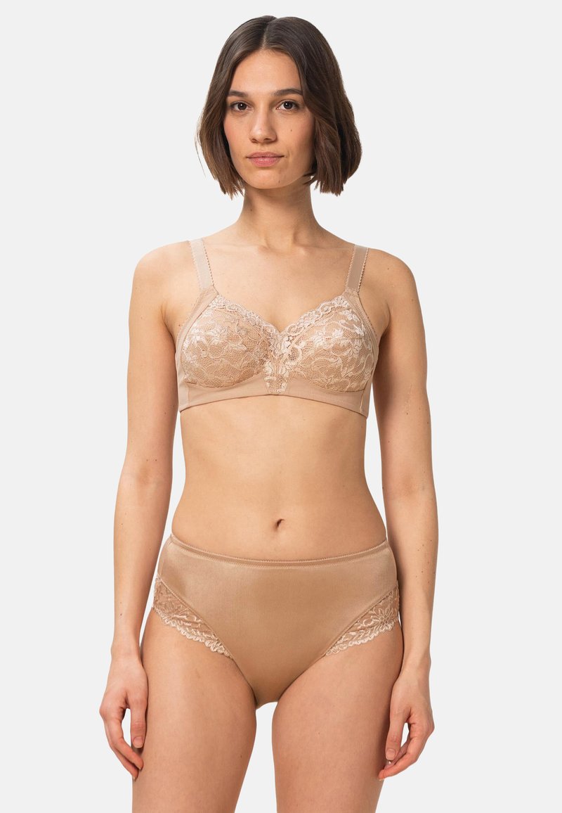 Beige blonde-bra og højtaljede trusser, der har blomsterprint, blødt stof, justerbare stropper og en glat overflade med blondekantdetaljer.