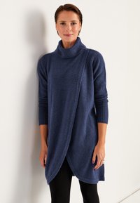 Navyblauwe oversized trui met een col, textuurstof en geribde manchetten. De trui heeft een asymmetrische zoom en een ontspannen pasvorm.