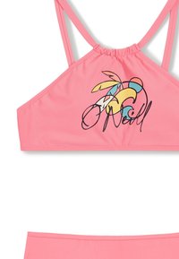 Top de bikini rosa con tirantes ajustables, que presenta un diseño tropical en amarillo y azul. Tejido suave y elástico con detalles fruncidos.