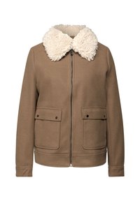 Giacca marrone con colletto bianco peloso, zip frontale, due grandi tasche a pattina e tessuto liscio. Presenta polsini e orlo a coste.