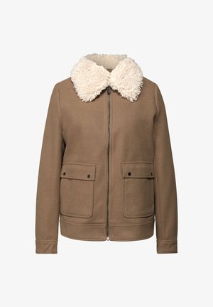 Giacca marrone con colletto bianco peloso, zip frontale, due grandi tasche a pattina e tessuto liscio. Presenta polsini e orlo a coste.