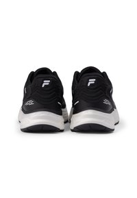 Zwarte sport schoenen met een gestructureerde bovenkant, een gebogen hakontwerp, witte accenten en flexibele zolen voor comfort en ondersteuning.