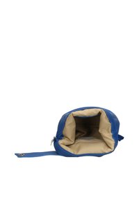 Blå läderväska med en mjuk textur, en beige tyginsida och en dragkedjeförslutning. Har ett enda fack och en justerbar rem.