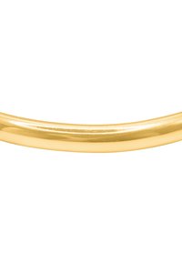 Bracelet en or poli de couleur dorée avec un design lisse et courbé. Pas de motifs complexes ; réfléchit la lumière, créant une apparence brillante.