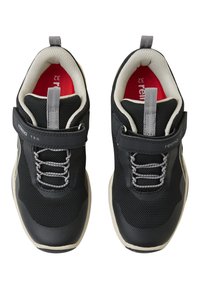 Sneakers in mesh neri con dettagli grigi, punta rotonda, lacci elastici e una fascia a strappo. Sono visibili le sole rosse e il logo.