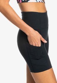 Svarta högmidjade shorts med en slät yta, med sidoficka, platta sömmar och en åtsittande design.