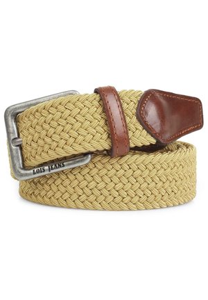 Cinturón tejido beige con una hebilla de metal plateado y un acento de cuero marrón. Presenta un patrón texturizado y un logo en la hebilla.