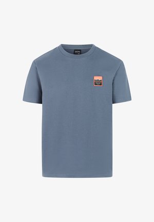 Grijs katoenen t-shirt met een ronde hals, voorzien van een klein oranje-zwart logoplaatje op het linkerborstgebied. Korte mouwen en een rechte zoom.
