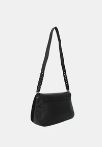 Borsa a mano in pelle nera con forma strutturata e lunga tracolla intrecciata. Presenta una texture liscia e una chiusura superiore discreta.