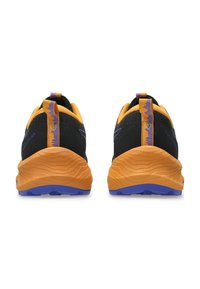 Mustat ja oranssit urheilukengät, joissa on kuvioitu yläosa, pehmustettu kaulus ja kaareva oranssi ulkopohja violeteilla yksityskohdilla.