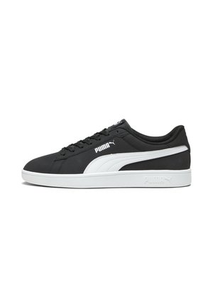 Sort Puma-sneaker med hvid logo-stribe, snøredesign og hvid sål, vist i sideprofil på hvid baggrund.